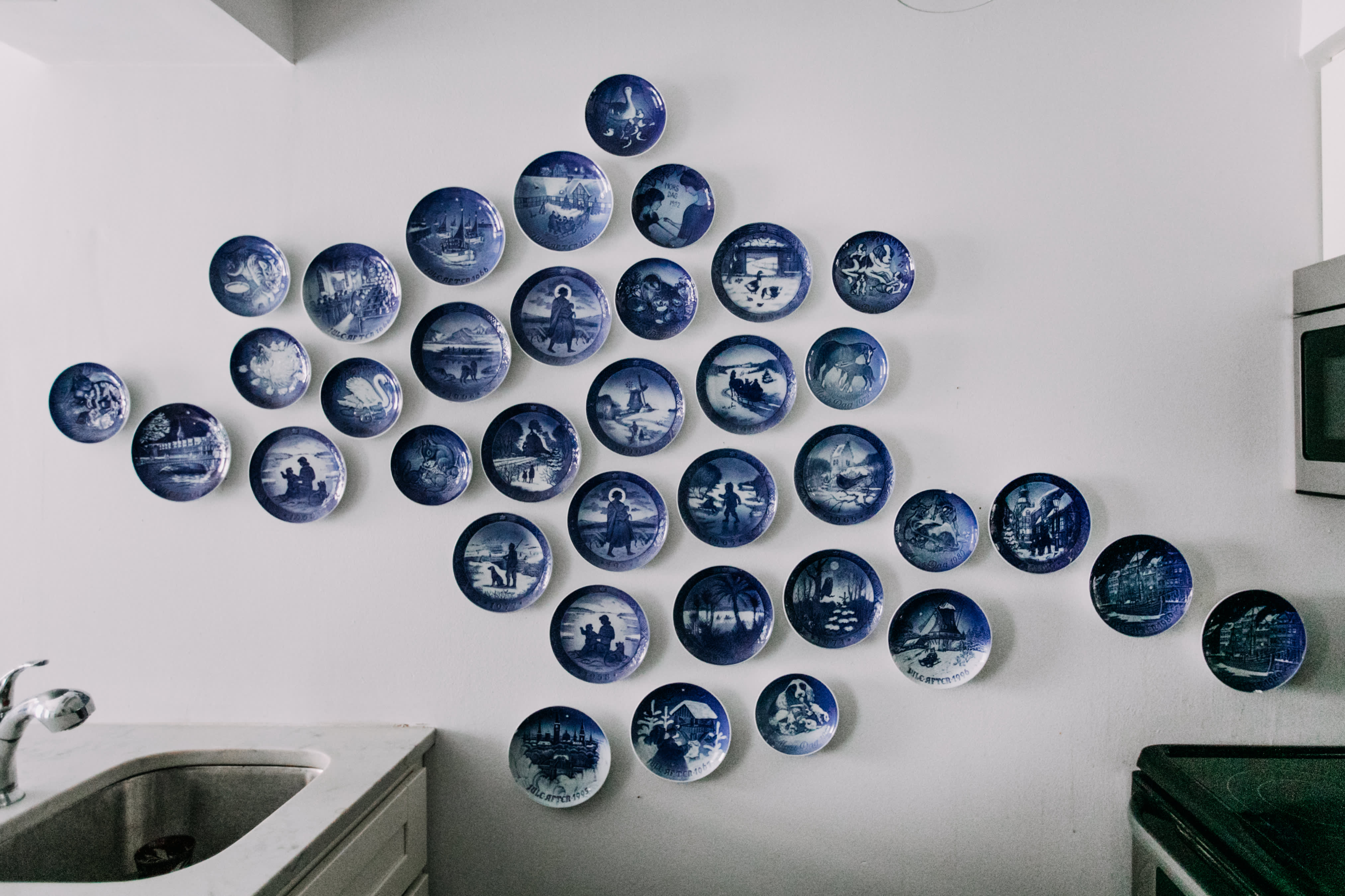 Тарелки на стене в интерьере голубые
